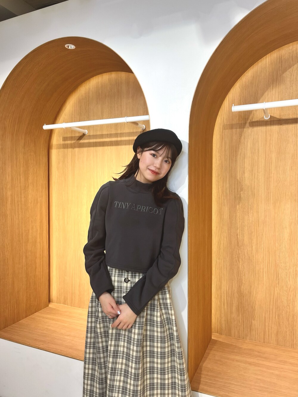 ブラック系のTシャツ/カットソー、ベージュ系のスカート、ブラック系のハンチング/ベレー帽を着用したレディースの冬コーディネートの3枚目の写真