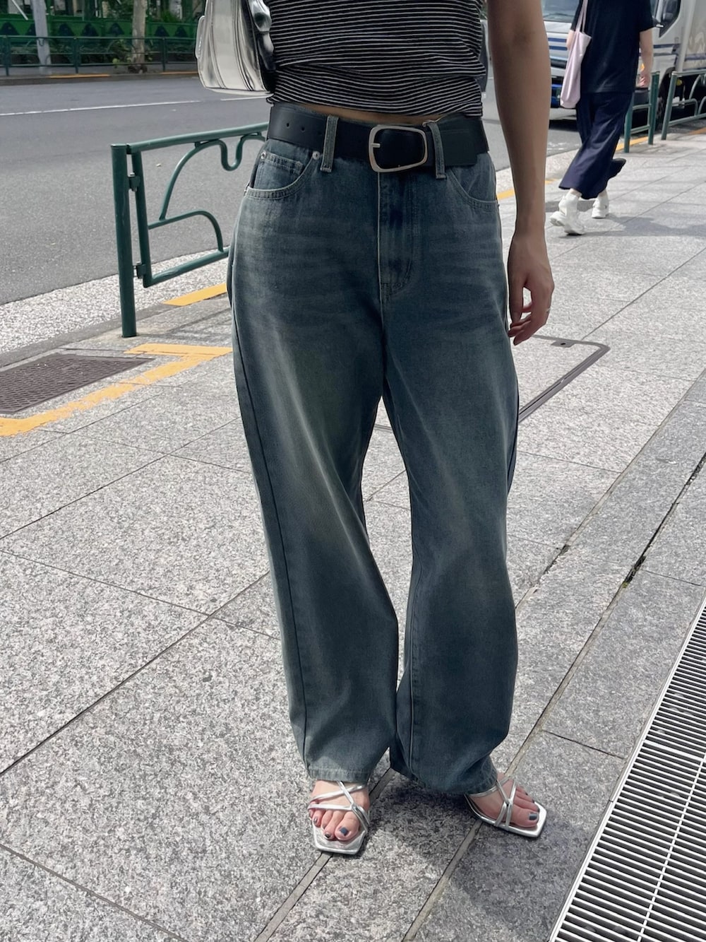 ホワイト系のTシャツ/カットソー、ブルー系のデニムパンツを着用したレディースの夏コーディネートの3枚目の写真