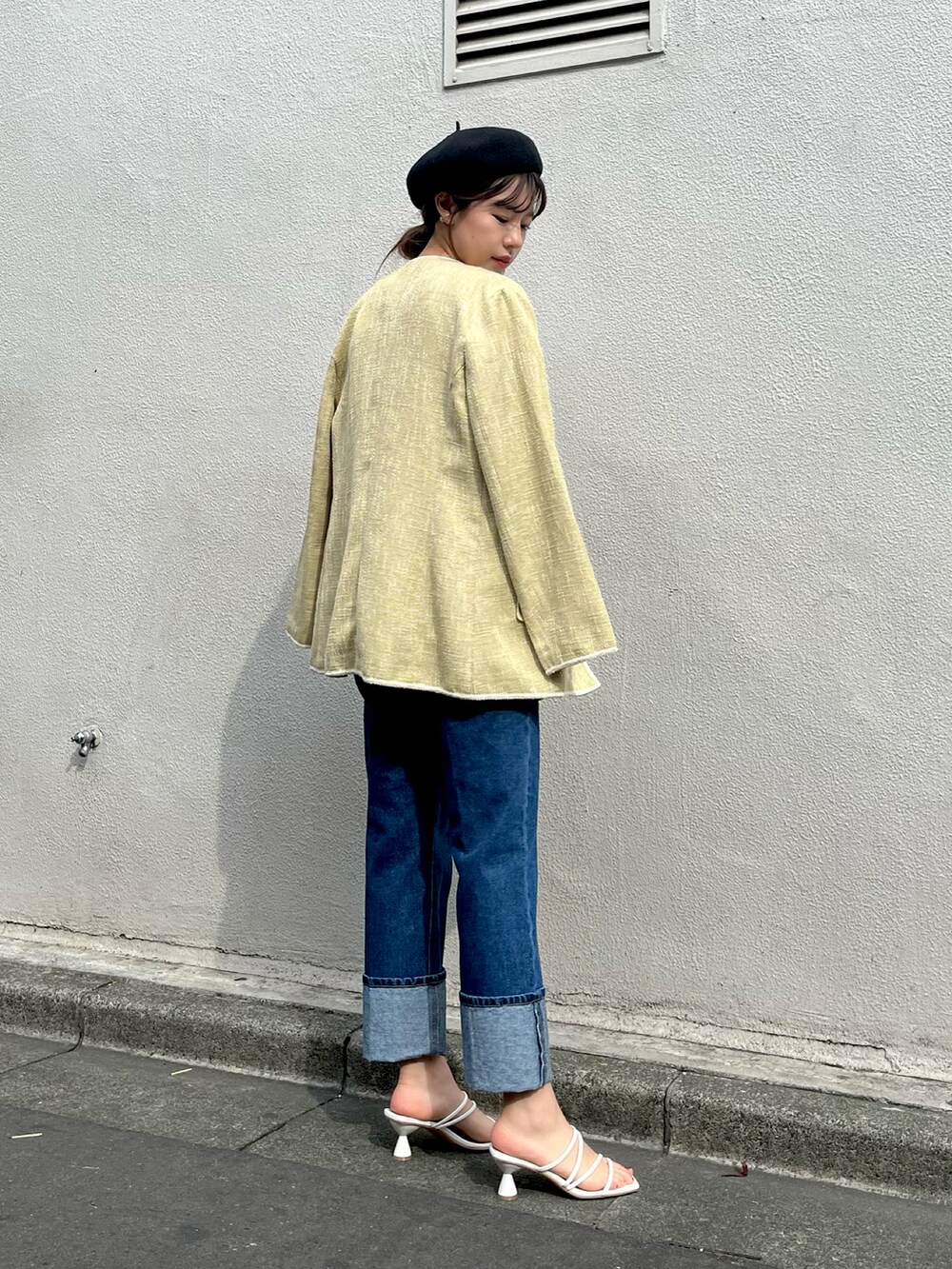 ホワイト系のTシャツ/カットソー、ブルー系のデニムパンツ、グリーン系のノーカラージャケットを着用したレディースの夏コーディネートの2枚目の写真