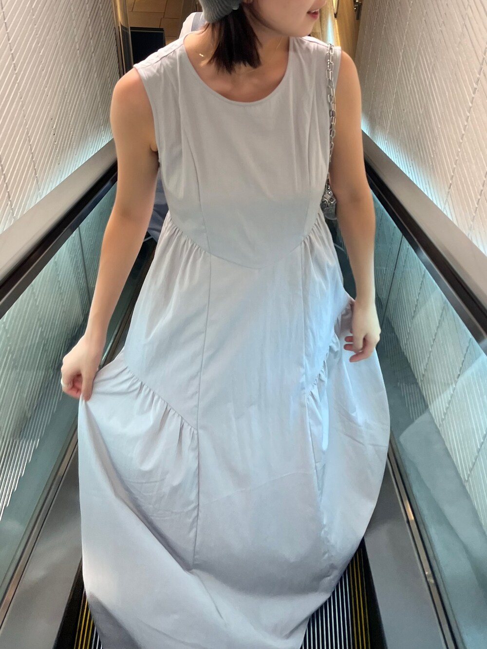 ブラック系のワンピースを着用したレディースの夏コーディネートの2枚目の写真