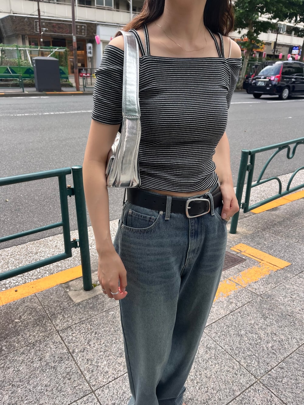 ホワイト系のTシャツ/カットソー、ブルー系のデニムパンツを着用したレディースの夏コーディネートの2枚目の写真