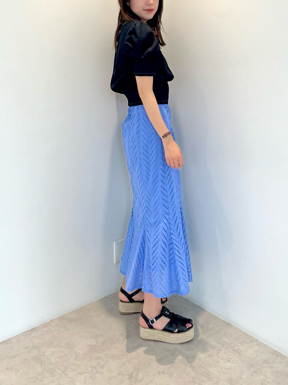 ブラック系のシャツ/ブラウス、ブルー系のスカートを着用したレディースの夏コーディネートの3枚目の写真