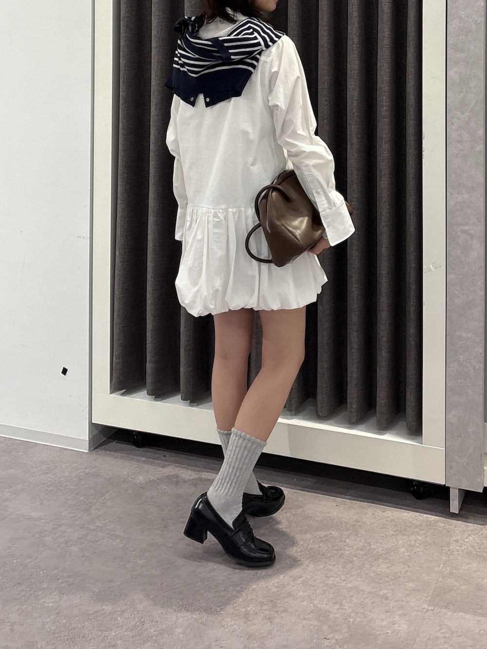 ブルー系のワンピース、ブルー系のニット/セーターを着用したレディースの春コーディネートの2枚目の写真