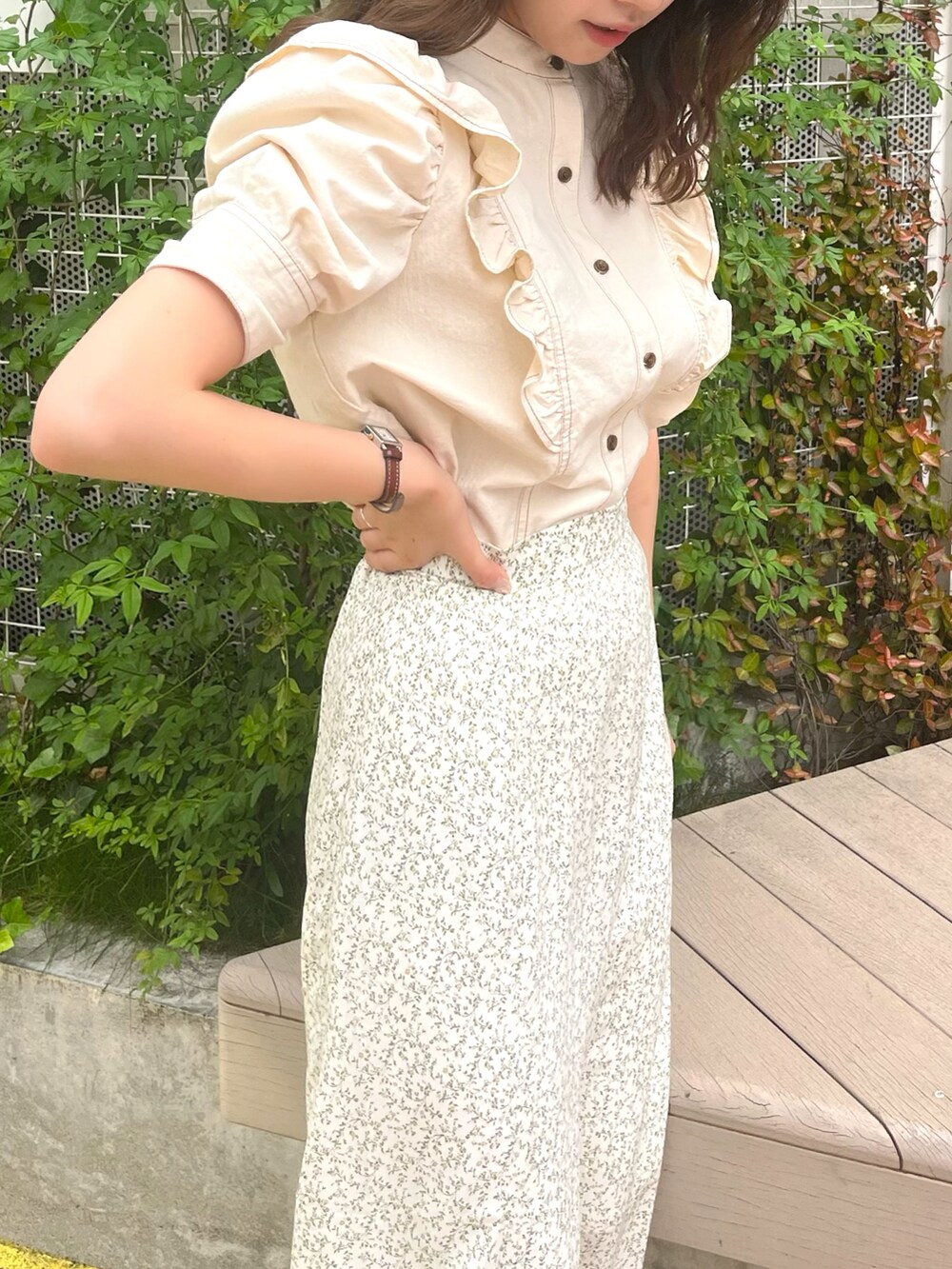 ホワイト系のシャツ/ブラウス、ホワイト系のスカートを着用したレディースの夏コーディネートの2枚目の写真