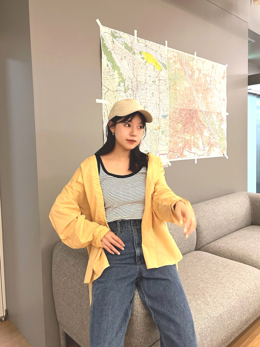 ベージュ系のシャツ/ブラウス、ブルー系のデニムパンツ、ホワイト系のサンダルを着用したレディースの夏コーディネートの2枚目の写真