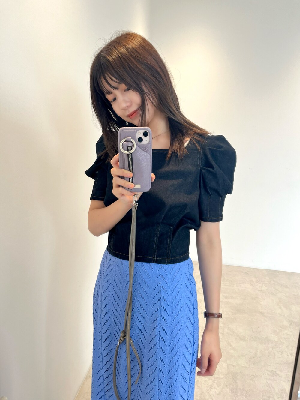 ブラック系のシャツ/ブラウス、ブルー系のスカートを着用したレディースの夏コーディネートの5枚目の写真