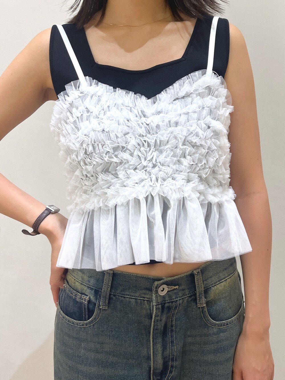 ホワイト系のシャツ/ブラウス、ブラック系のデニムパンツを着用したレディースの夏コーディネートの2枚目の写真