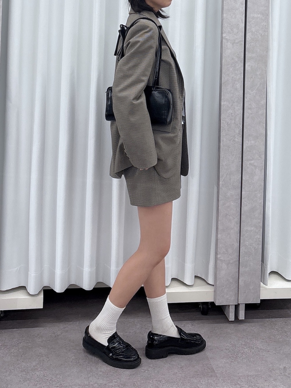 ベージュ系のテーラードジャケット、ベージュ系のその他パンツを着用したレディースの春コーディネートの2枚目の写真