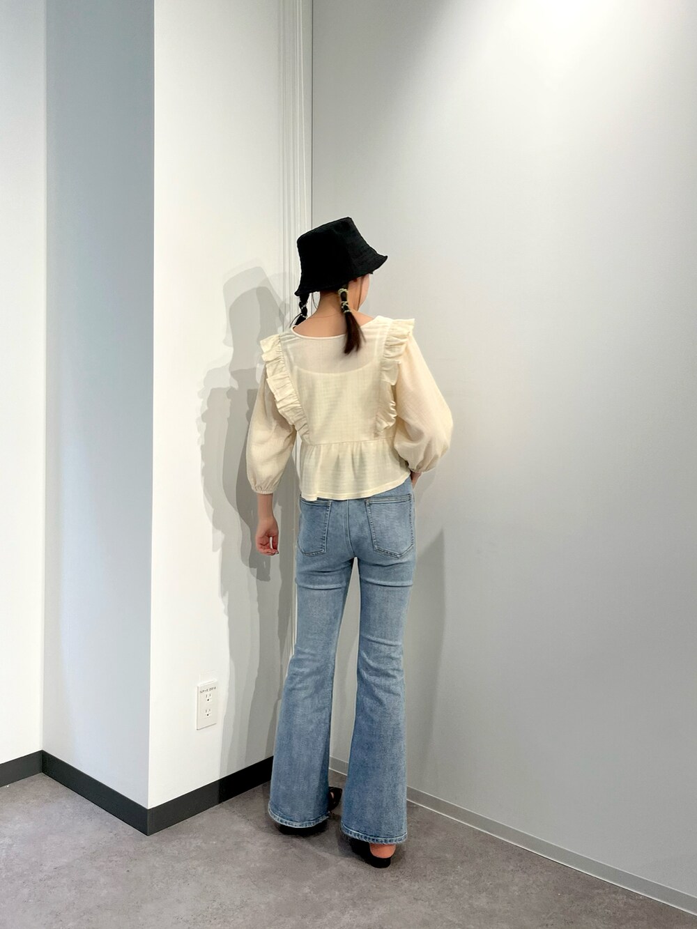 ブラック系のシャツ/ブラウス、ブルー系のデニムパンツを着用したレディースの春コーディネートの4枚目の写真