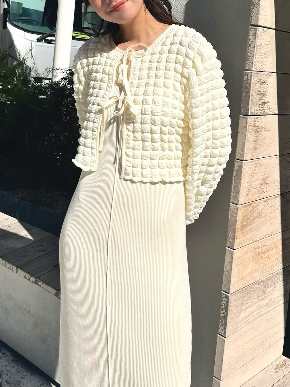 ホワイト系のシャツ/ブラウス、ホワイト系のワンピース、グリーン系のキャップを着用したレディースの冬コーディネートの4枚目の写真