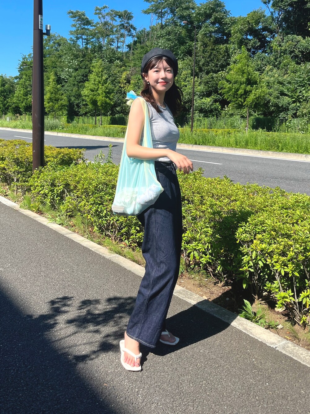 ホワイト系のTシャツ/カットソー、ホワイト系のサンダルを着用したレディースの夏コーディネートの3枚目の写真