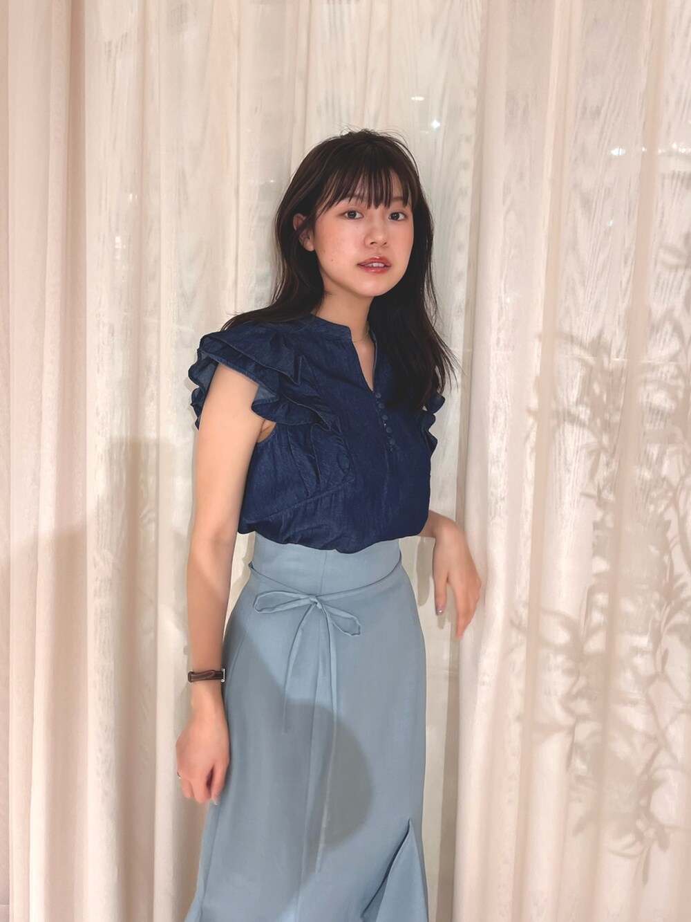 ブルー系のシャツ/ブラウス、ブルー系のスカート、ホワイト系のサンダルを着用したレディースの夏コーディネートの3枚目の写真