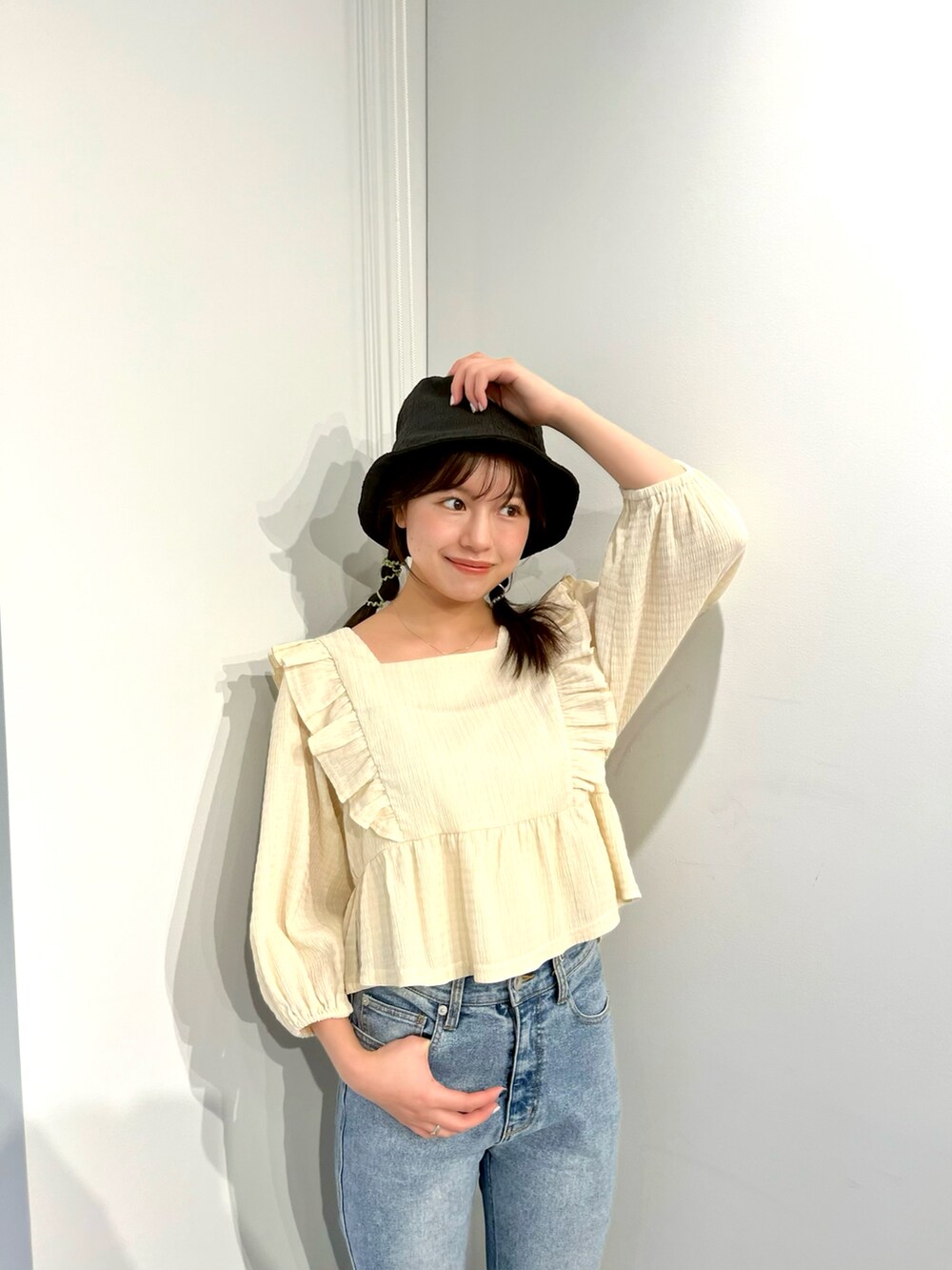 ブラック系のシャツ/ブラウス、ブルー系のデニムパンツを着用したレディースの春コーディネートの2枚目の写真