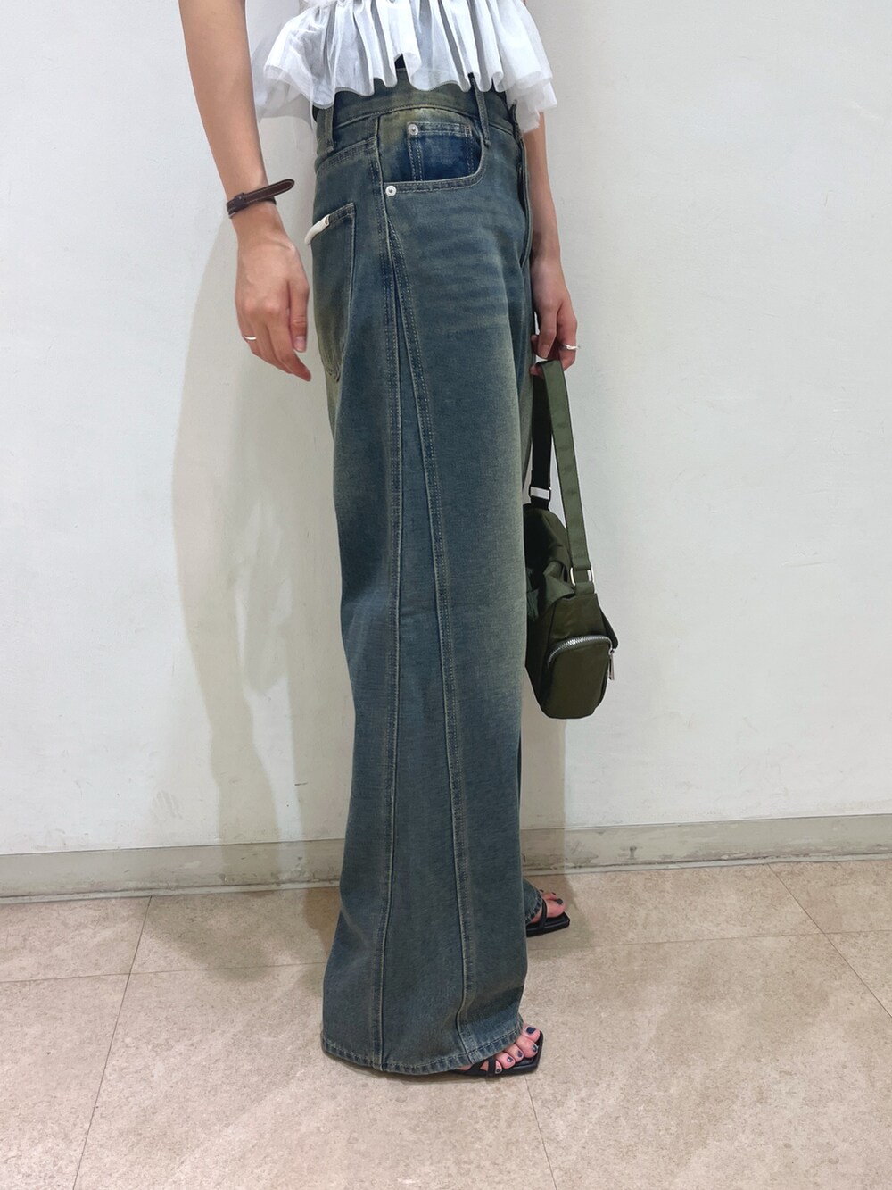 ホワイト系のシャツ/ブラウス、ブラック系のデニムパンツを着用したレディースの夏コーディネートの4枚目の写真