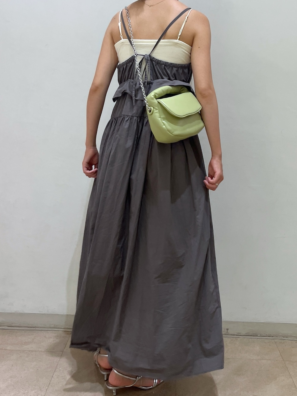 グレー系のワンピースを着用したレディースの夏コーディネートの3枚目の写真