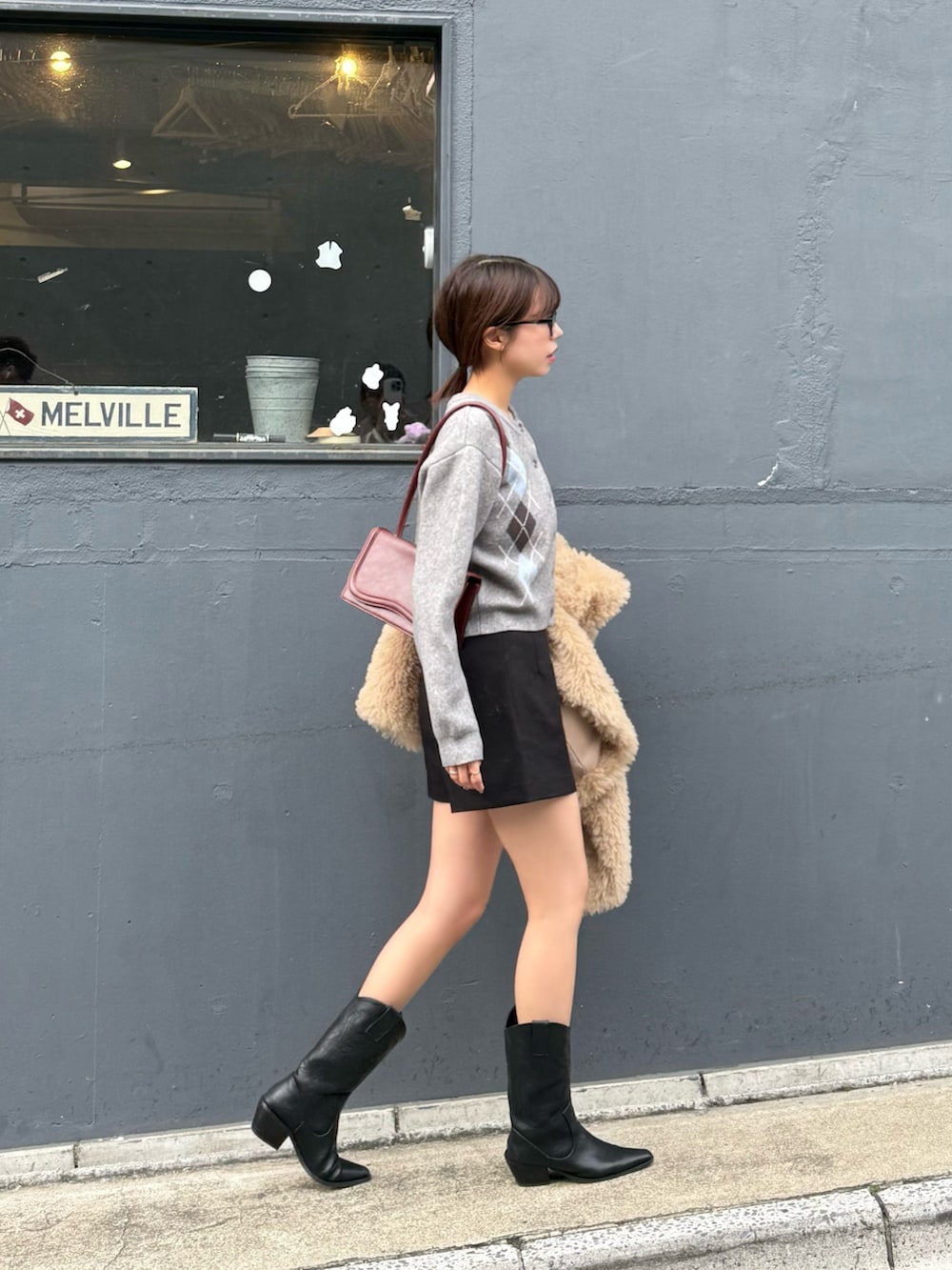 グレー系のニット/セーター、ブラック系のその他パンツを着用したレディースの秋コーディネートの2枚目の写真