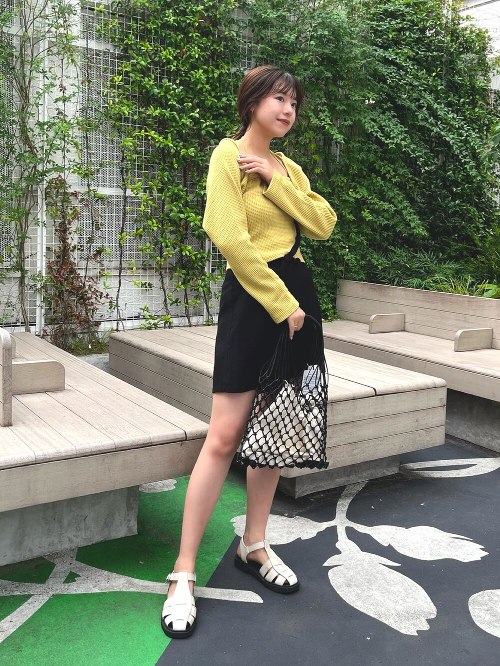 イエロー系のTシャツ/カットソー、ブラック系のその他パンツを着用したレディースの夏コーディネートの2枚目の写真