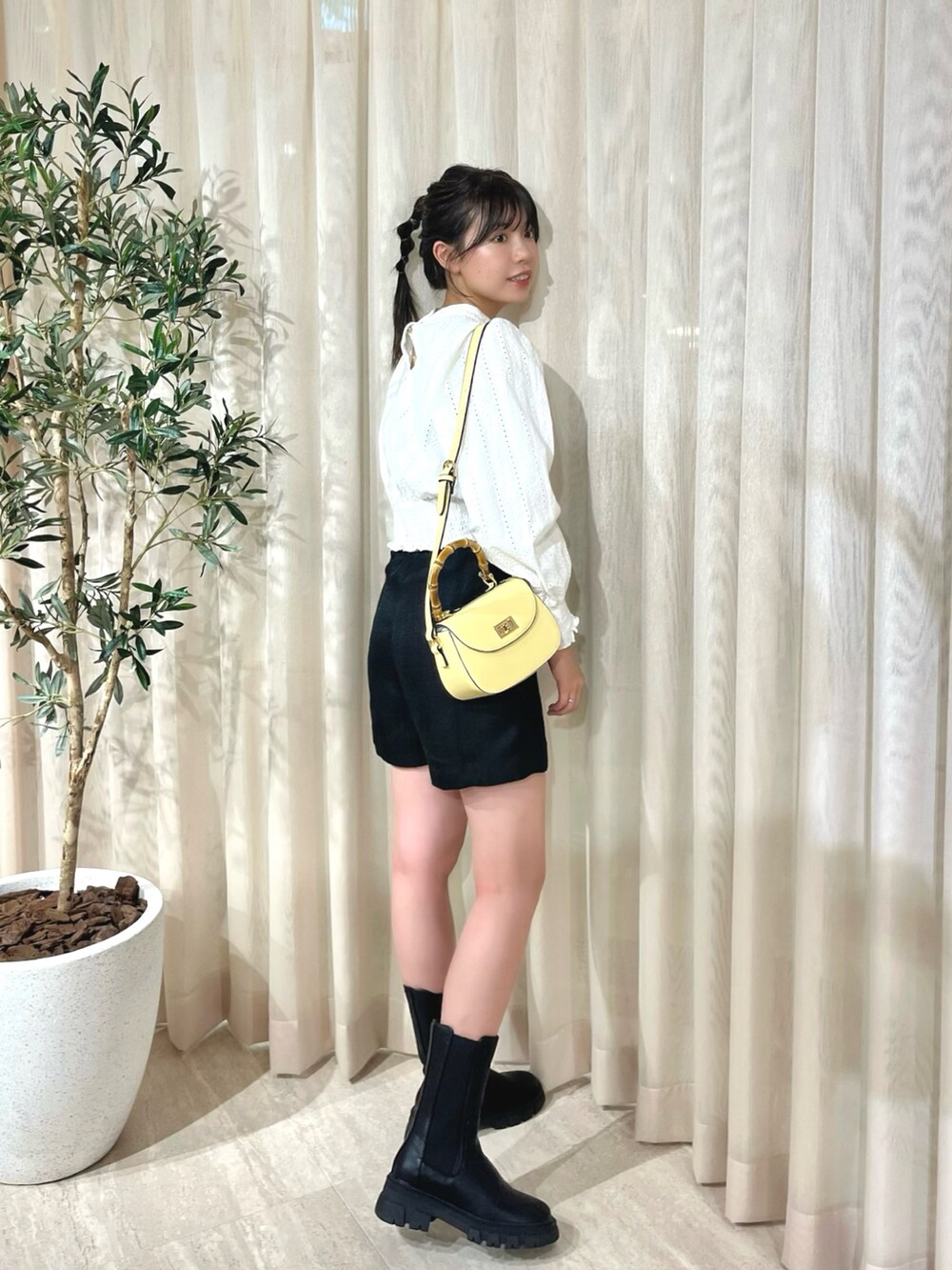 ホワイト系のシャツ/ブラウス、ブラック系のその他パンツ、イエロー系のショルダーバッグを着用したレディースの冬コーディネートの2枚目の写真