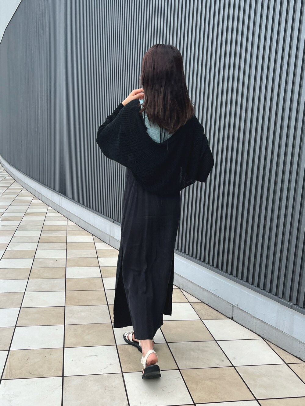 ブラック系のカーディガン/ボレロを着用したレディースの夏コーディネートの4枚目の写真