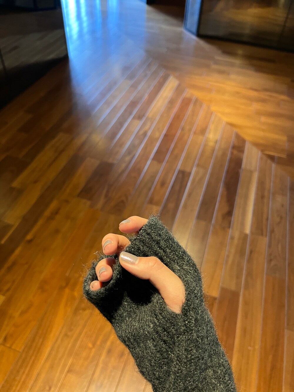 ブラック系のワンピース、オレンジ系のショルダーバッグ、ブラック系のマフラーを着用したレディースの冬コーディネートの4枚目の写真