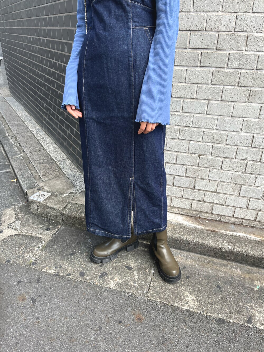 ブルー系のTシャツ/カットソー、ブルー系のジャンパースカート、ホワイト系のショルダーバッグを着用したレディースの秋コーディネートの3枚目の写真