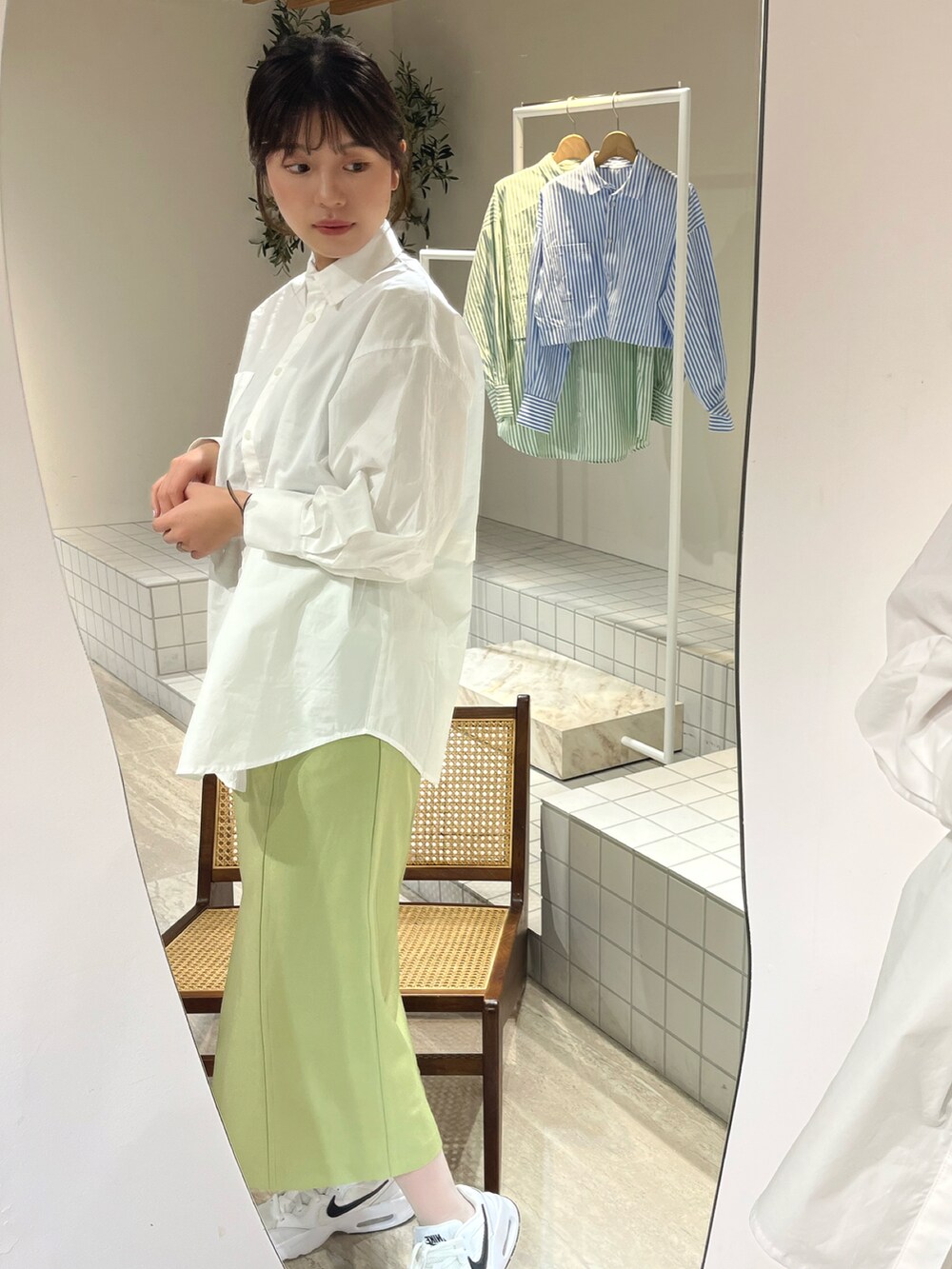 ホワイト系のシャツ/ブラウス、グリーン系のスカートを着用したレディースの冬コーディネートの3枚目の写真