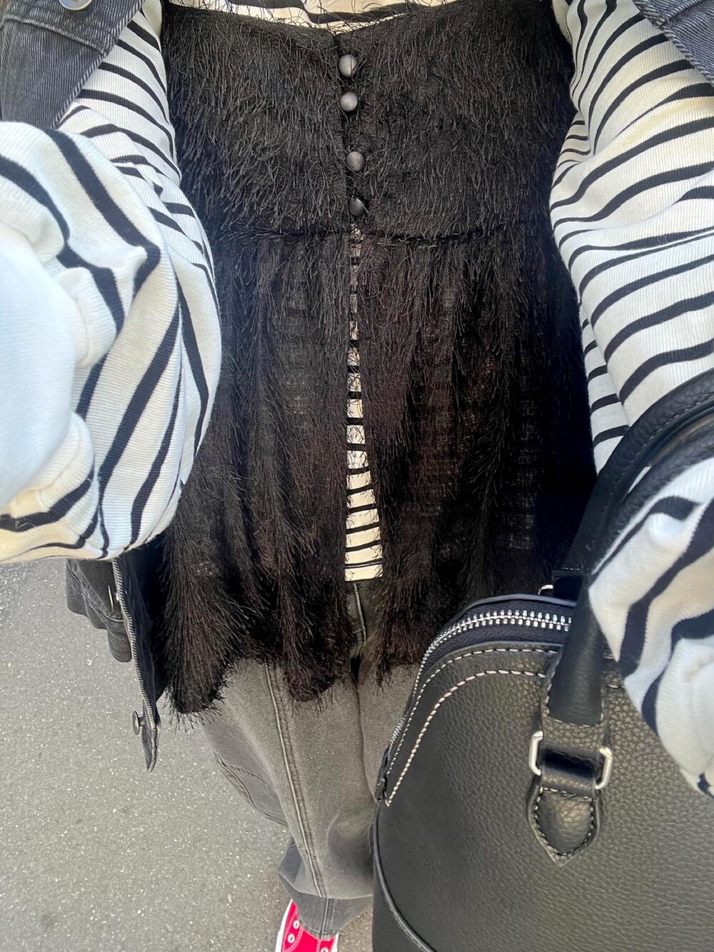 ブラック系のデニムジャケット、ブラック系のシャツ/ブラウス、ブラック系のデニムパンツを着用したレディースの冬コーディネートの3枚目の写真