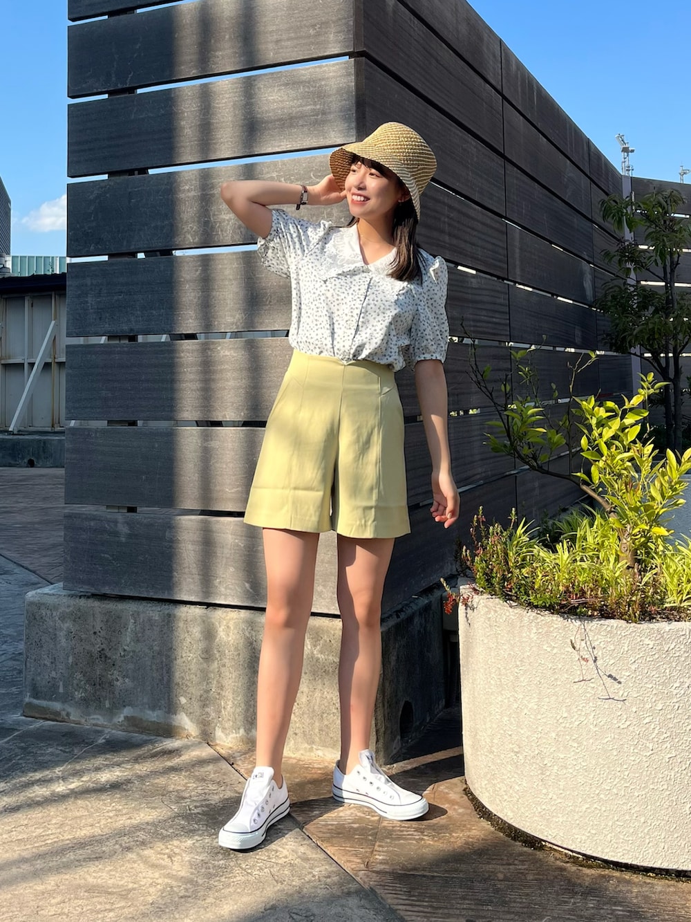 ホワイト系のシャツ/ブラウス、グリーン系のその他パンツ、ベージュ系のハットを着用したレディースの春コーディネートの4枚目の写真