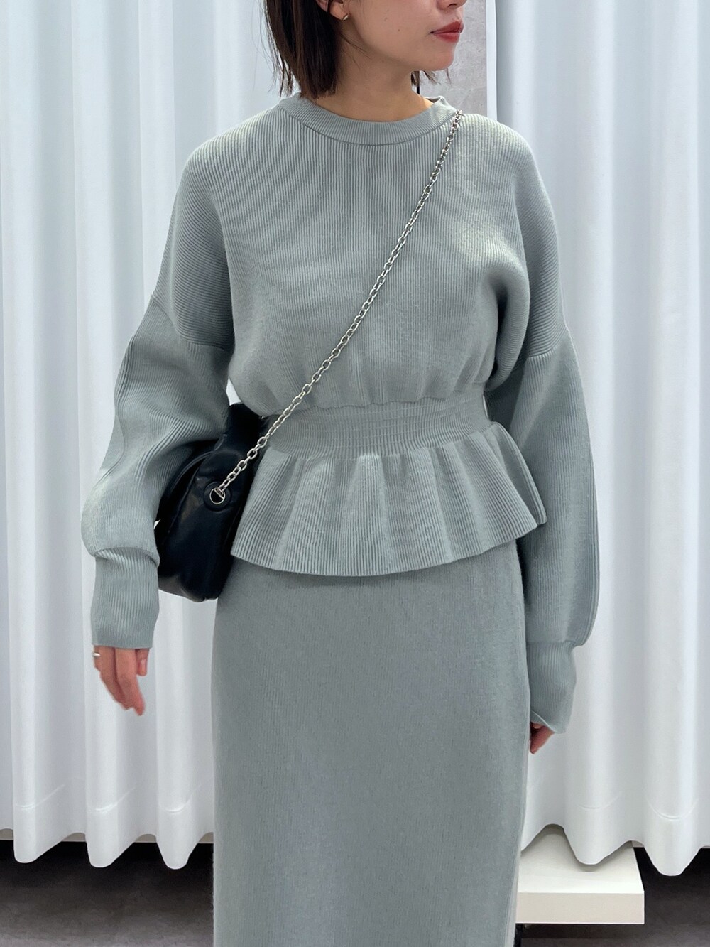 グリーン系のワンピースを着用したレディースの秋コーディネートの3枚目の写真