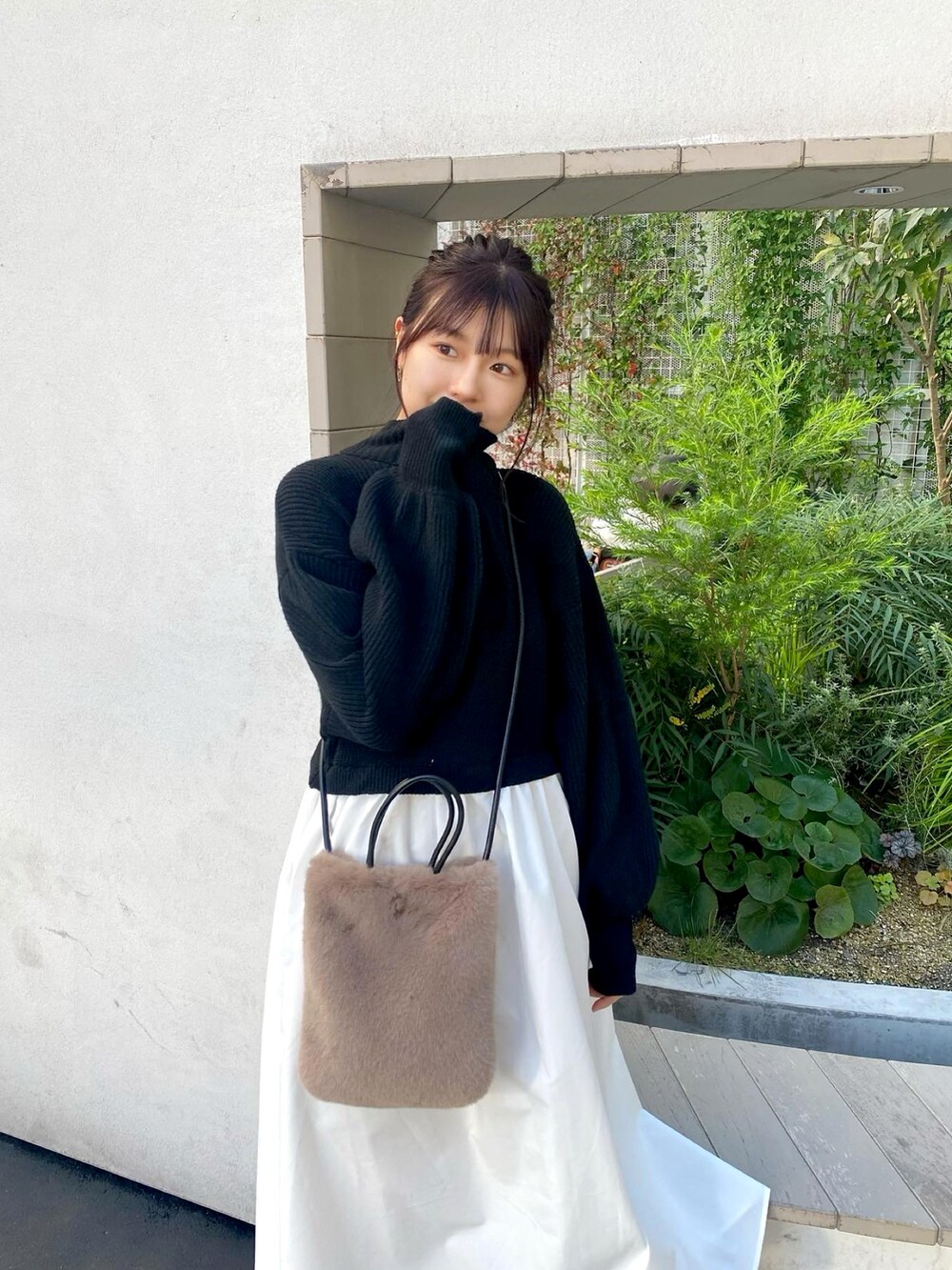 ブラック系のワンピース、ブラック系のその他シューズ、グレー系のハンドバッグを着用したレディースの秋コーディネートの2枚目の写真