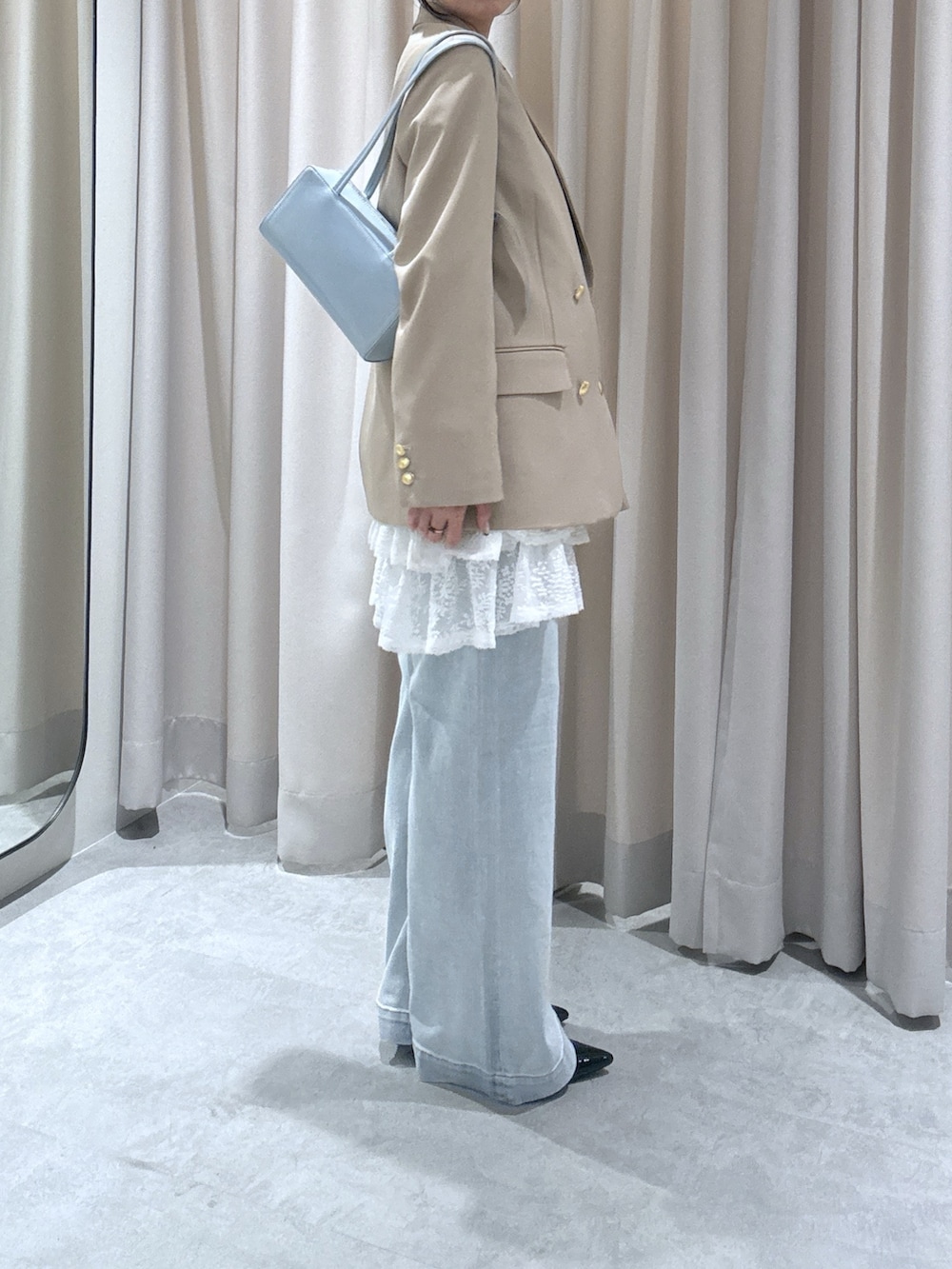 ホワイト系のシャツ/ブラウス、ブルー系のデニムパンツを着用したレディースの春コーディネートの2枚目の写真