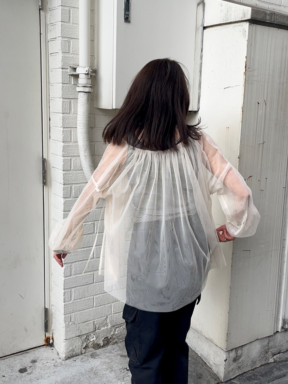 ホワイト系のシャツ/ブラウス、ブラック系のデニムパンツ、ブラック系のサンダルを着用したレディースの夏コーディネートの2枚目の写真