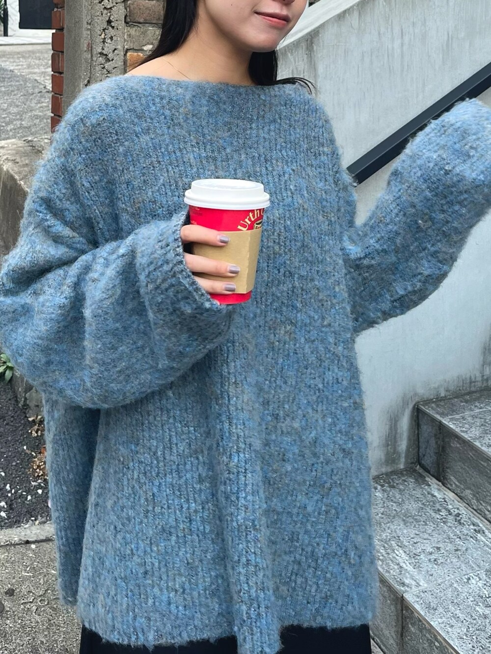 ブルー系のニット/セーター、ブラック系のワンピースを着用したレディースの冬コーディネートの2枚目の写真