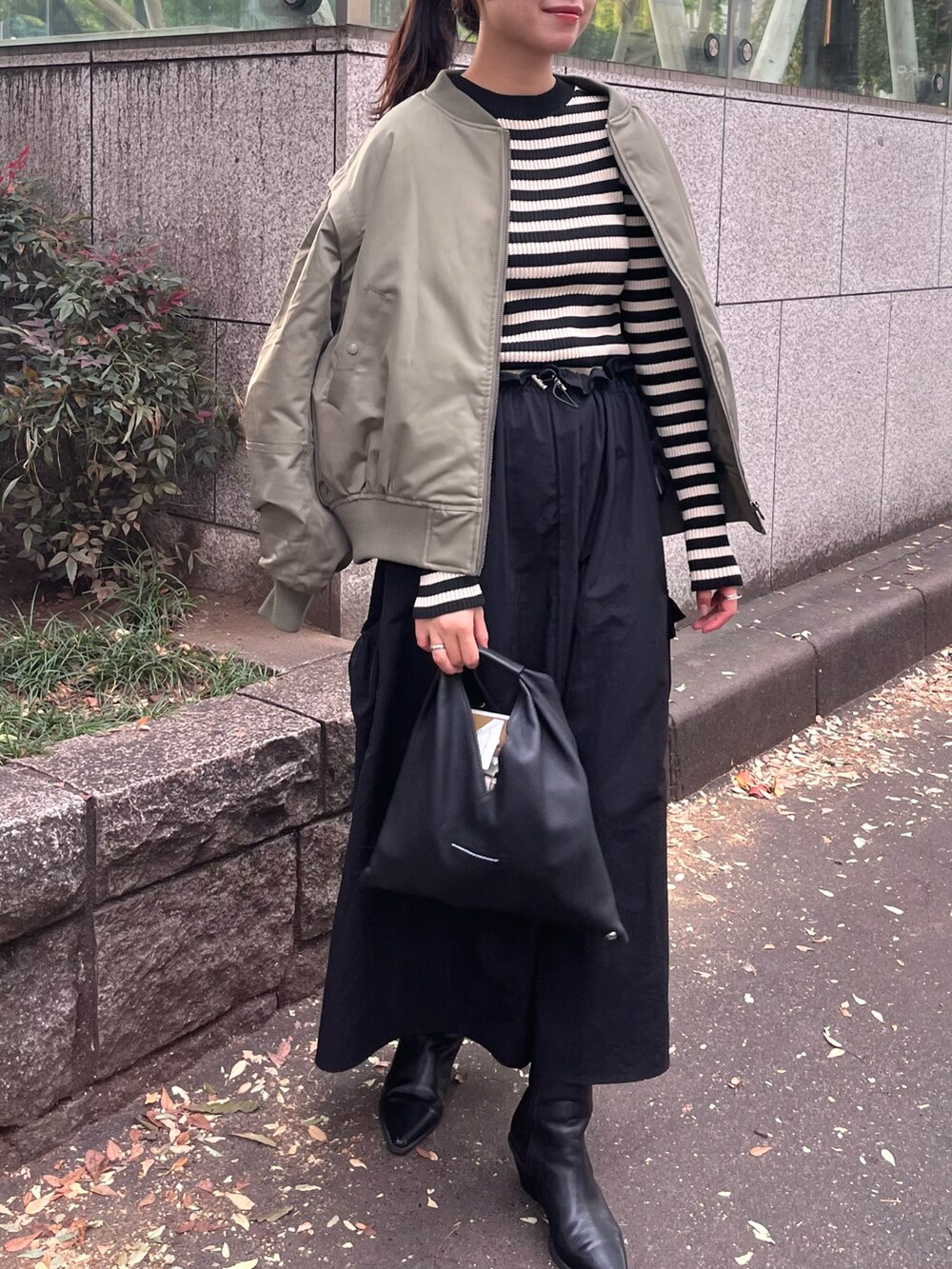 グリーン系のMA-1、ホワイト系のワンピースを着用したレディースの秋コーディネートの3枚目の写真