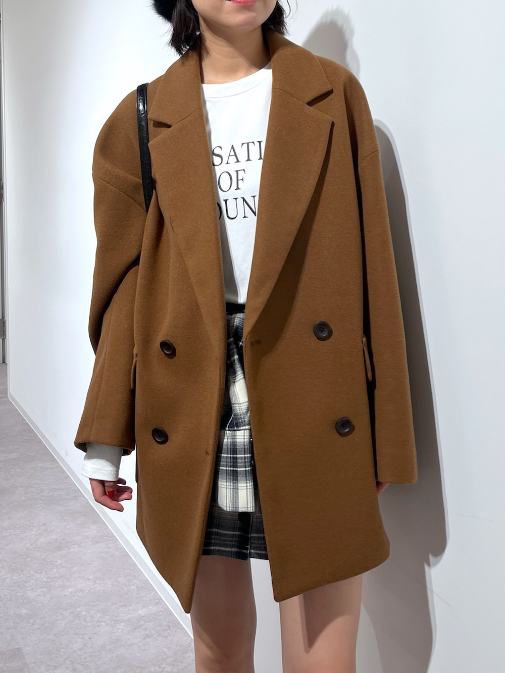 ブラウン系のピーコート、ブラック系のその他シューズを着用したレディースの秋コーディネートの3枚目の写真