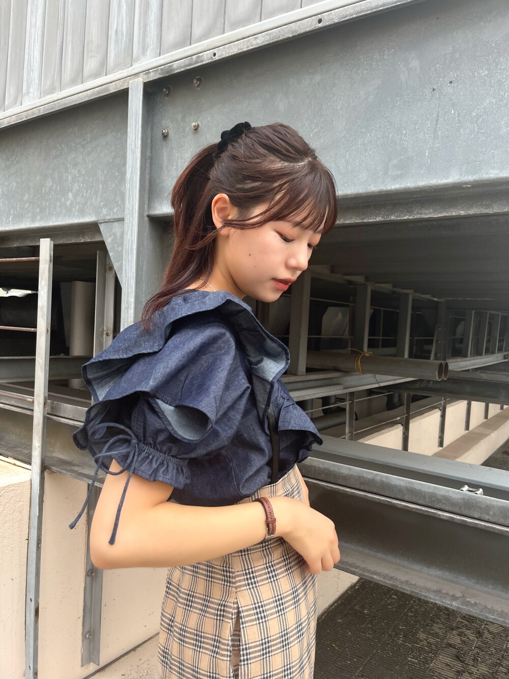 「大人カジュアル、秋コーデ、シャツスタイル、マーメイドスカート、チェック、ハイウエスト、厚底シューズ、ブラウス、デニム、秋服、フリーズマート(FREE'S MART)、おしゃれさんと繋がりたい、今日のコーデ、サスペンダー、オトナカワイイ」｜「FREE'S MARTの前後2Wayフリルスリーブブラウス（シャツ/ブラウス、ブルー系）」を使った、𝐑𝐈𝐎さん（レディース・163cm）の夏コーディネートの2枚目の写真