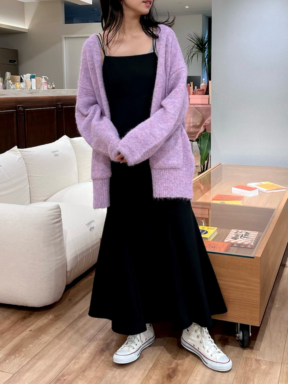パープル系のカーディガン/ボレロ、ブラック系のワンピース、ホワイト系のスニーカーを着用したレディースの秋コーディネートの3枚目の写真