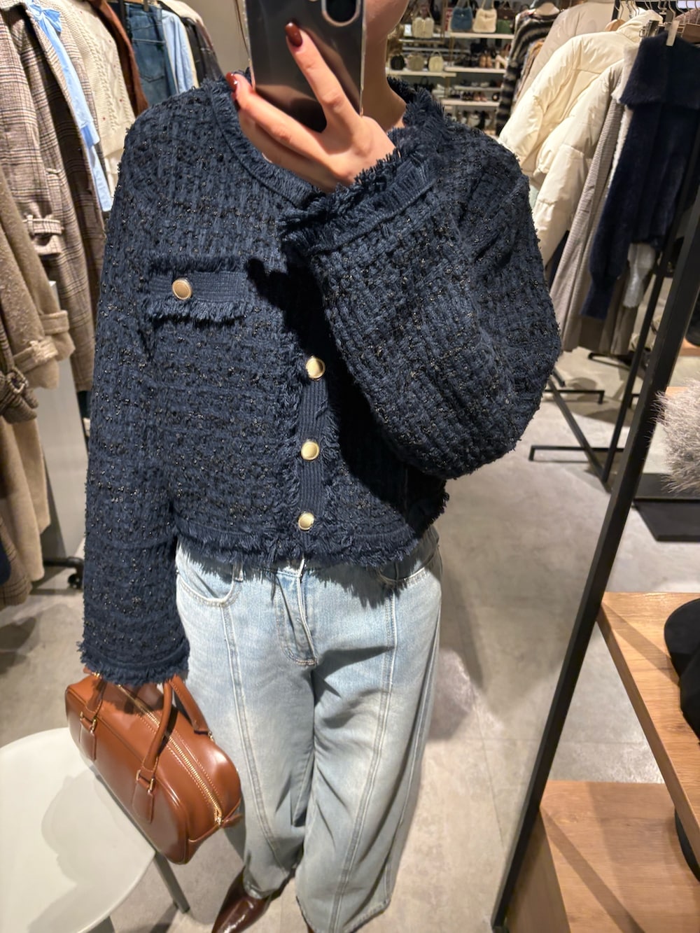 ブルー系のニット/セーターを着用したレディースの冬コーディネートの2枚目の写真