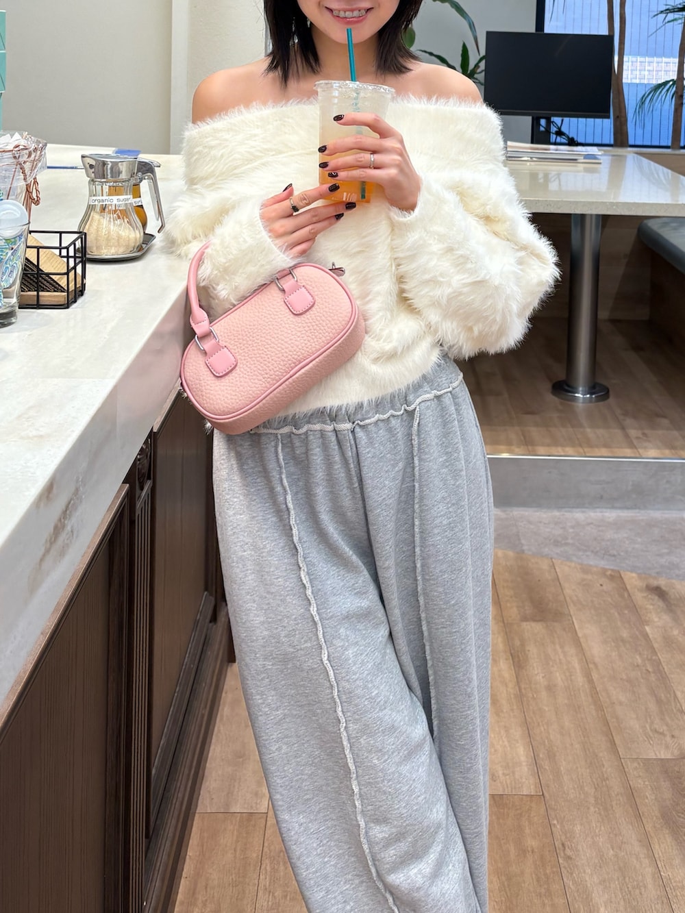 ホワイト系のニット/セーター、グレー系のその他パンツを着用したレディースの冬コーディネートの3枚目の写真