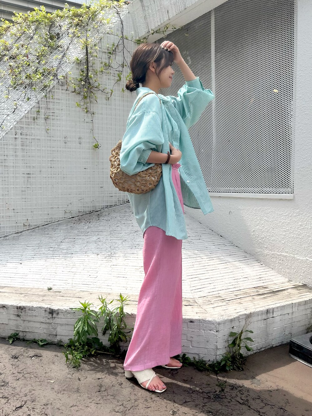グリーン系のシャツ/ブラウス、ピンク系のその他パンツ、ホワイト系のサンダルを着用したレディースの夏コーディネートの2枚目の写真
