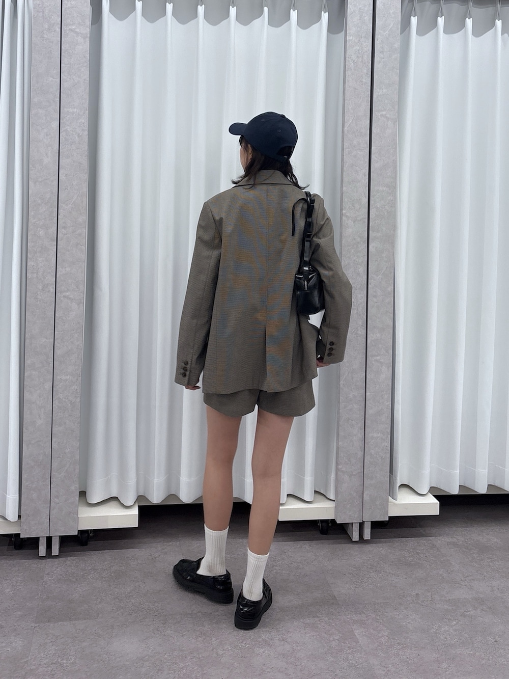 ベージュ系のテーラードジャケット、ベージュ系のその他パンツを着用したレディースの春コーディネートの3枚目の写真