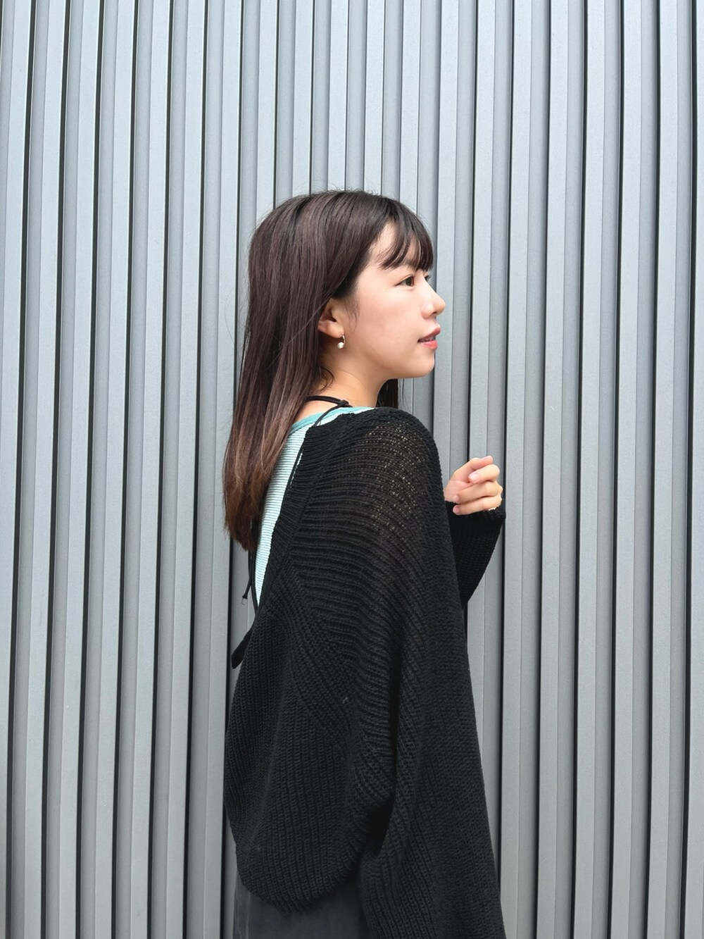 ブラック系のカーディガン/ボレロを着用したレディースの夏コーディネートの2枚目の写真