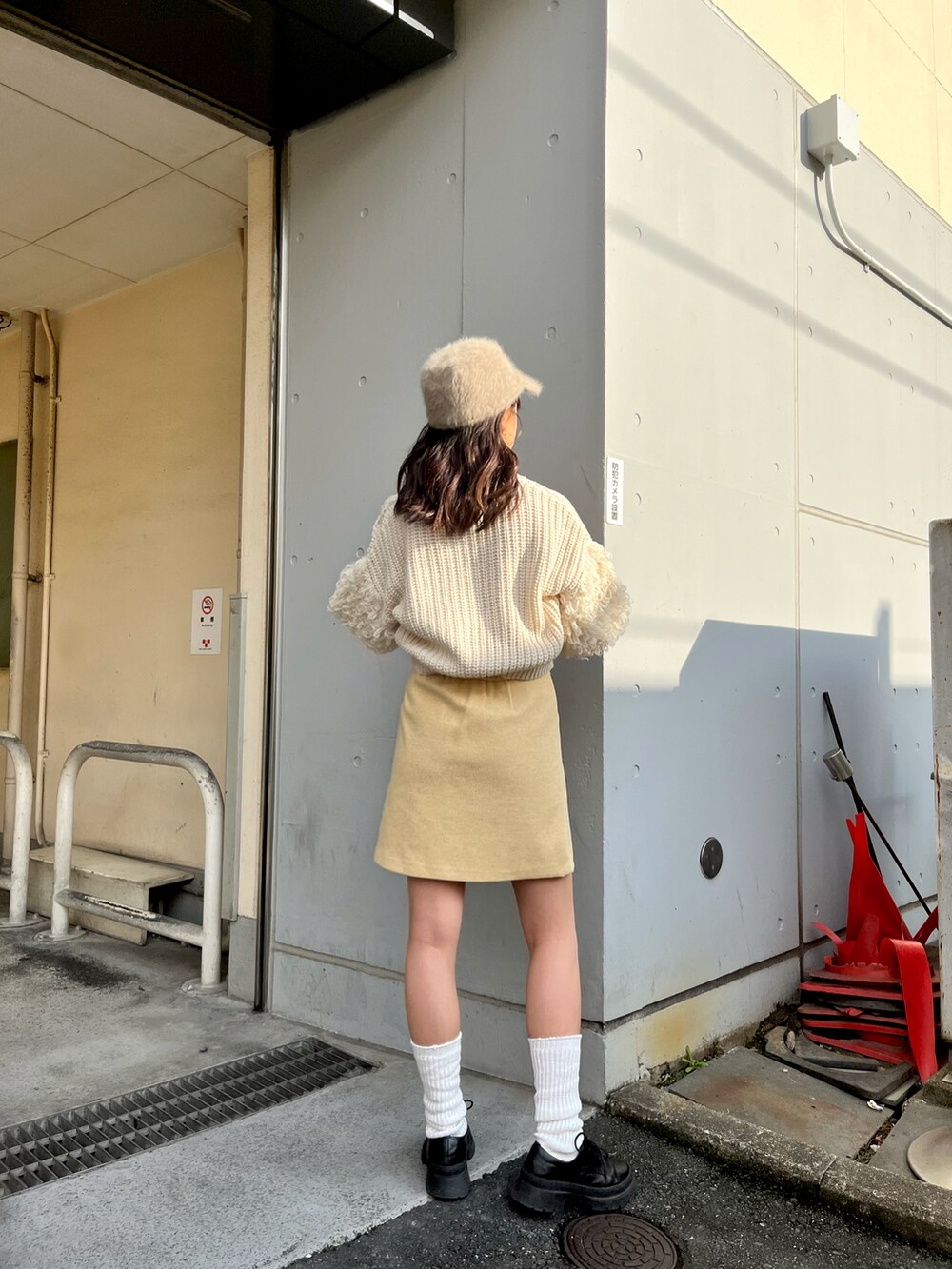 ホワイト系のカーディガン/ボレロ、イエロー系のスカート、ブラック系のその他シューズを着用したレディースの秋コーディネートの3枚目の写真