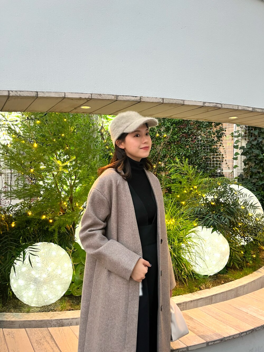 ブラック系のニット/セーター、ブラック系のジャンパースカート、ブラック系のブーツを着用したレディースの冬コーディネートの2枚目の写真