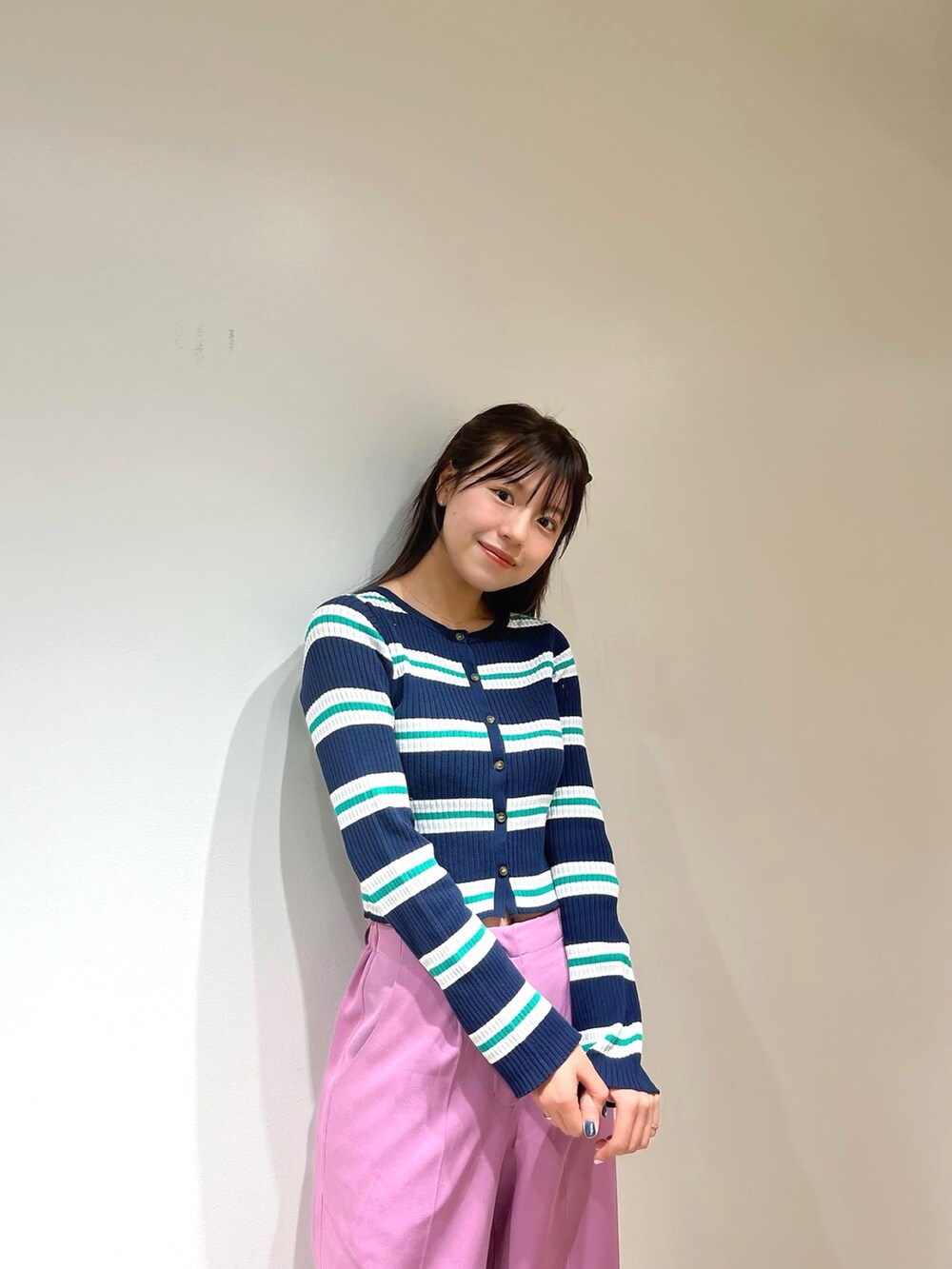 ブルー系のカーディガン/ボレロ、ピンク系のその他パンツ、ブラック系のローファーを着用したレディースの冬コーディネートの2枚目の写真