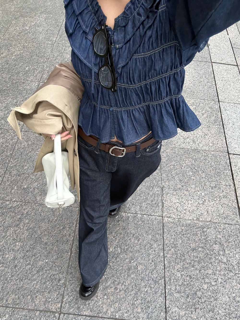 ブルー系のシャツ/ブラウス、ホワイト系のハンドバッグを着用したレディースの冬コーディネートの3枚目の写真