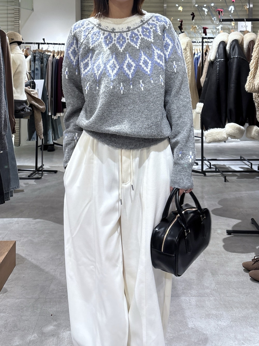 グレー系のニット/セーター、ホワイト系のその他パンツを着用したレディースの冬コーディネートの3枚目の写真