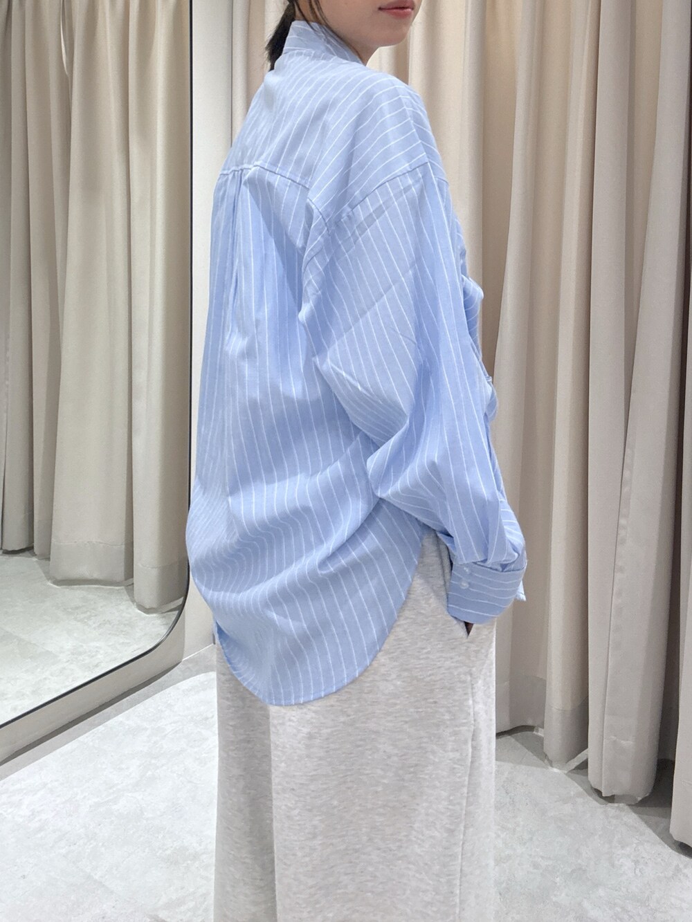 ブルー系のシャツ/ブラウス、ホワイト系のその他パンツを着用したレディースの春コーディネートの3枚目の写真