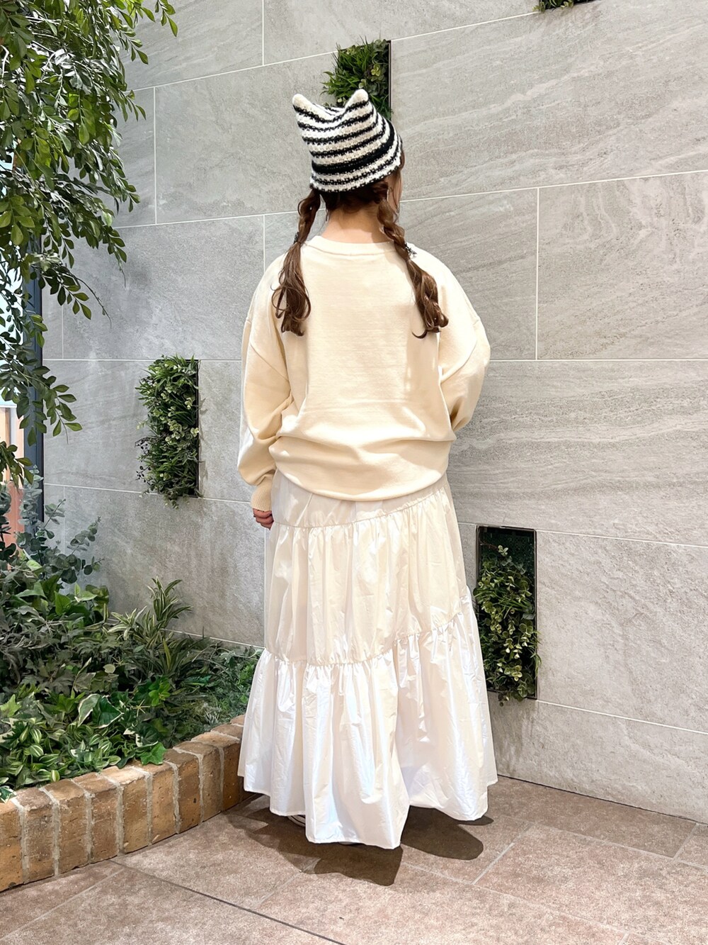 ホワイト系のスカート、ホワイト系のニット/セーターを着用したレディースの冬コーディネートの2枚目の写真