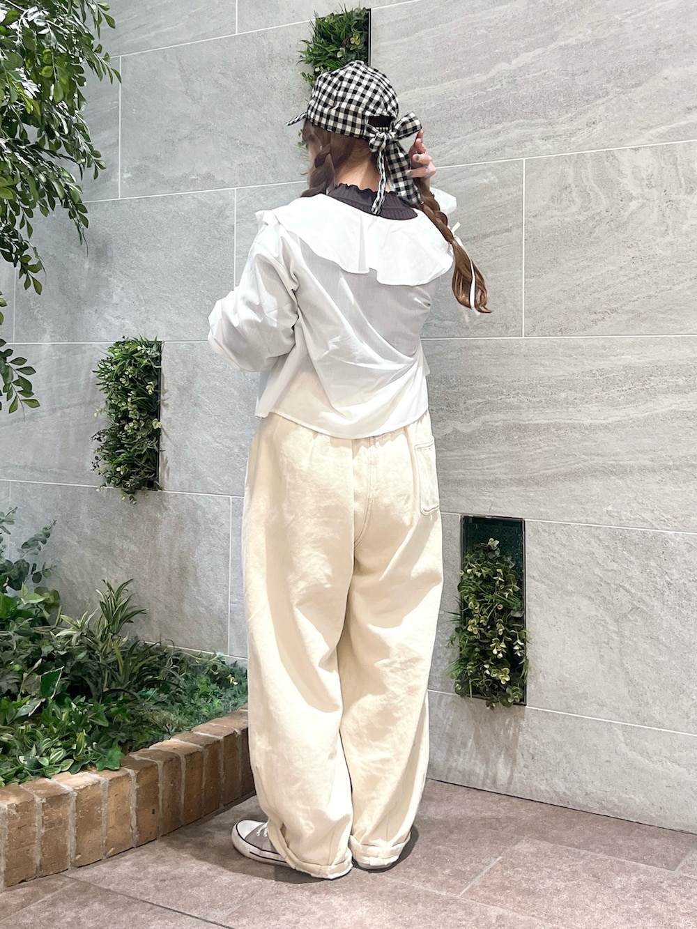 ホワイト系のシャツ/ブラウス、イエロー系のその他パンツ、ブラック系のハットを着用したレディースの夏コーディネートの2枚目の写真